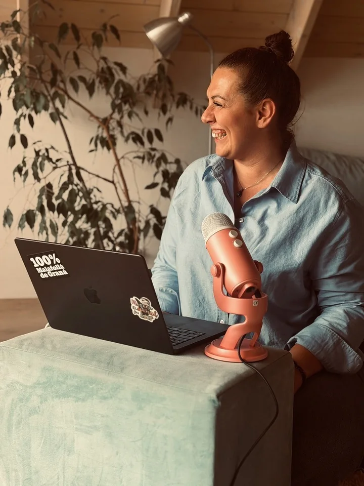 Magdalena Jagodzik przy mikrofonie podczas sesji